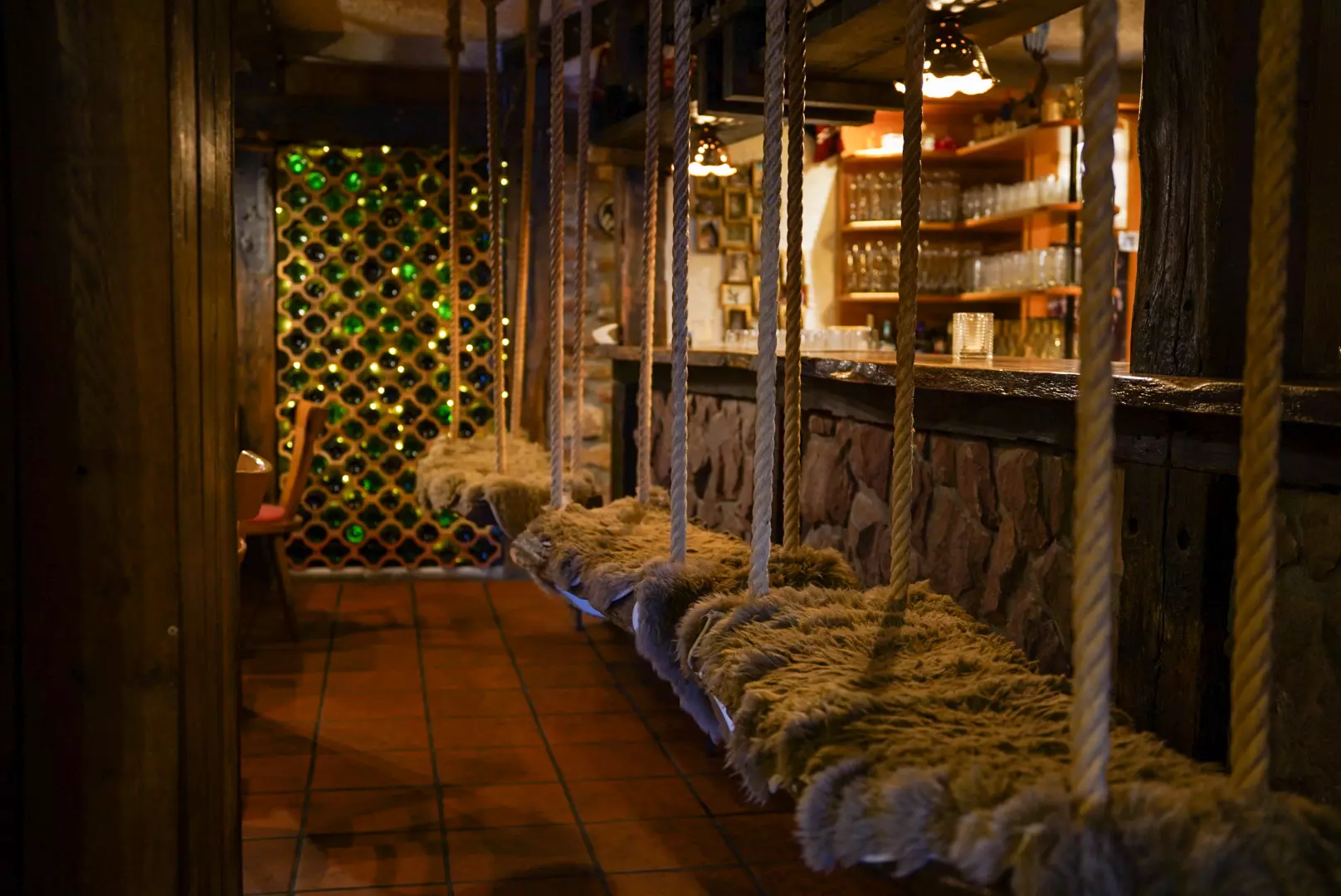 Schaukeln an der Theke